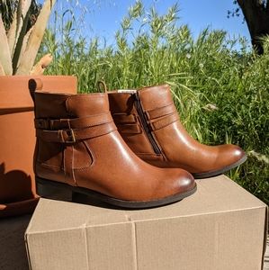 NIB Clarks Pita Austin Waterproof Leather Boots